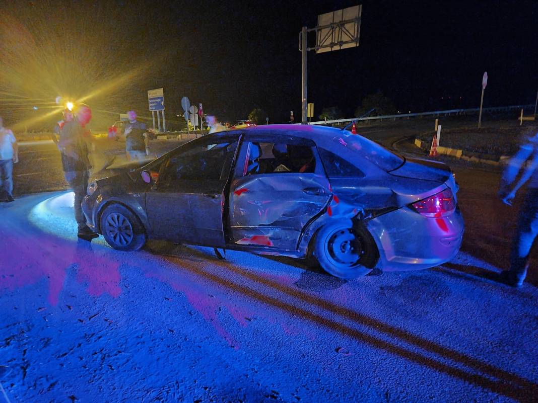 Konya yolunda kaza! Otomobiller kavşakta çarpıştı: 4 yaralı 6